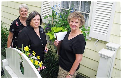 Boxes-in-Bloom judges.
