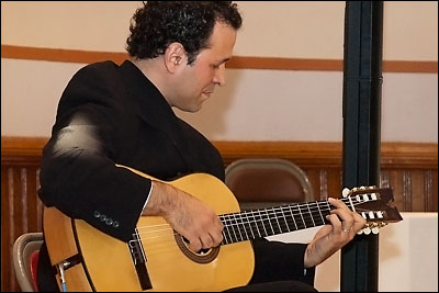Steven Spungin performing at the Art Auction.